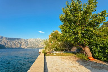 Sahil deniz ve dağ ile