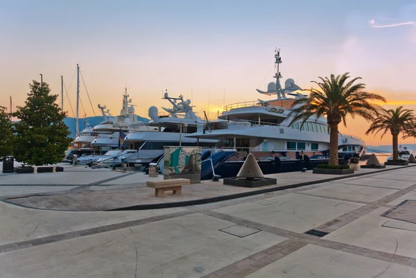 Zeilboten in marina bij zonsondergang. — Stockfoto