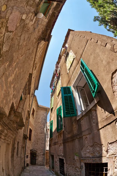 Vista fish-eye della città vecchia sullo sfondo del cielo — Foto Stock