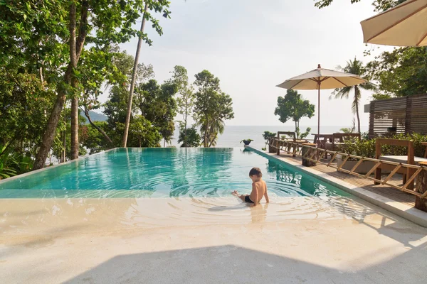 Little boy in the swimming pool — Stock Photo, Image