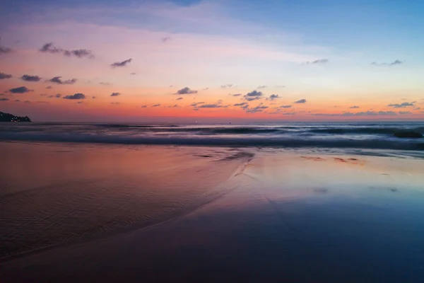 Tropická pláž při západu slunce. — Stock fotografie