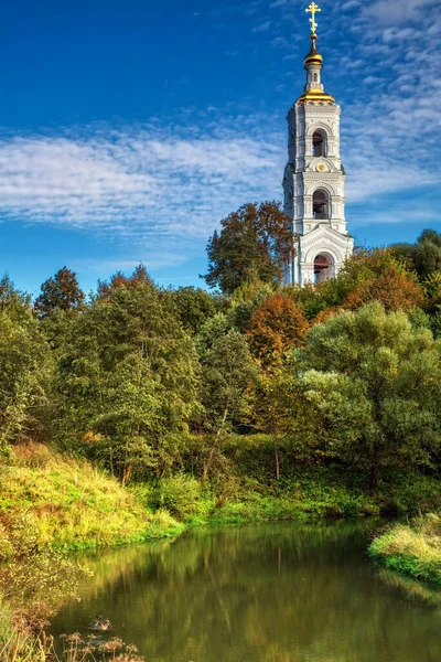 Oude Russische Kerk Bij Rivier Onder Blauwe Hemel — Stockfoto