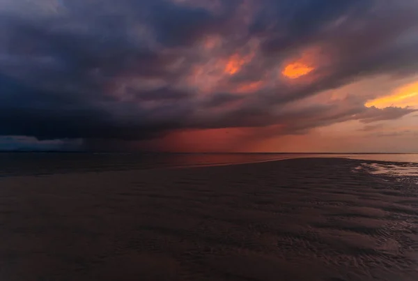 Widok Plażę Morze Podczas Przypływu Sylwetka Ciemne Dramatyczne Zachody Słońca — Zdjęcie stockowe
