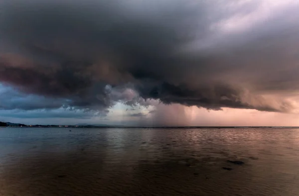 Ландшафтний Вид Пляж Море Припливом Силуетом Темне Драматичне Захід Неба — стокове фото