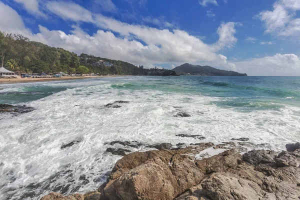 Güzel Doğa Manzarası Mavi Gökyüzü Kaya Deniz Dalgaları Phuket Tayland — Stok fotoğraf