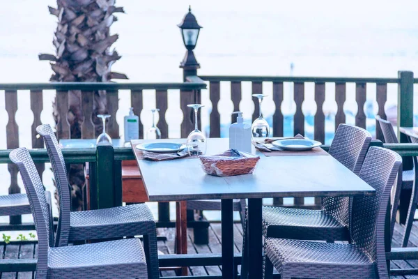 海を背景にテーブルと椅子でレストランのテラスの断片 — ストック写真