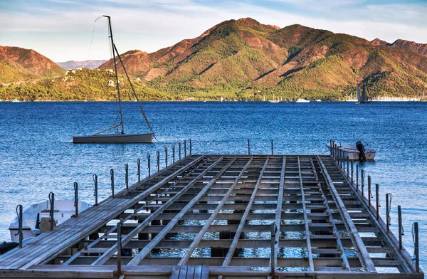 Ofullbordad Brygga Stranden Byn Turunc Med Berg Bakgrunden — Stockfoto