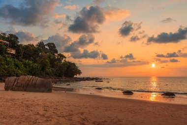 Andaman Denizi kıyısında, renkli günbatımında, Khao Lak, Tayland.