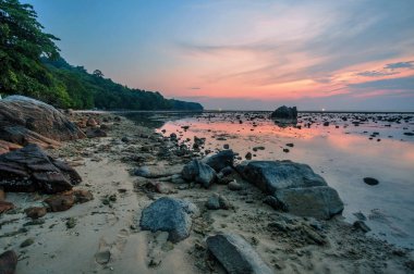Ebb zamanında tropik sahilde günbatımı arka plan. Nai Yang beach. Phuket. Tayland