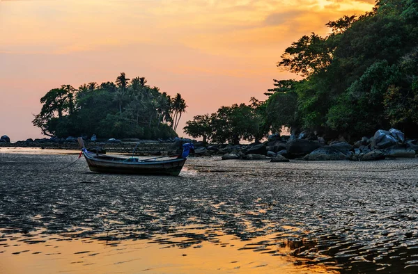 Barcos Tradicionales Tailandeses Playa Atardecer Playa Nai Yang Phuket Tailandia —  Fotos de Stock