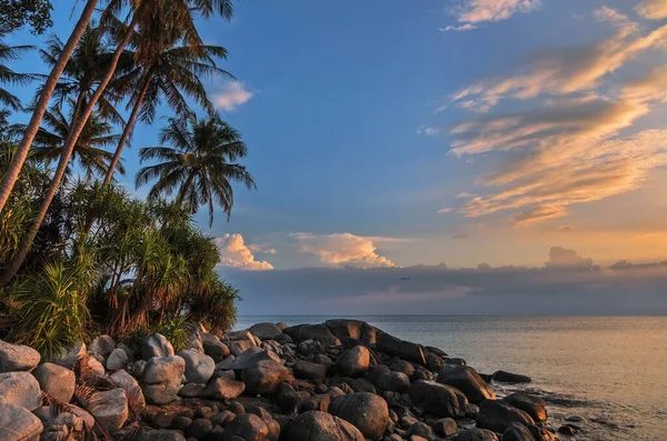 热带海滩在美丽的日落 自然背景 泥阳海滩 普吉岛 — 图库照片