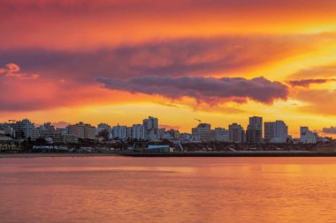 Günbatımında Praia da Marina de Portimao manzaralı güzel bir deniz manzarası. Pintadinho plajı. Ferragudo, Lagoa, Algarve, Portekiz