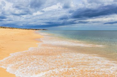 Lagos, Algarve, Portekiz 'deki Meia Praia plajı.