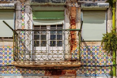 Eski bir binanın yakın çekimi ön balkon, Lizbon mimarisi, Portekiz