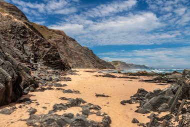 Portekiz 'in güneyinde, Algarve bölgesinin Batı Atlantik kıyısındaki Cordoama plajına bakın..