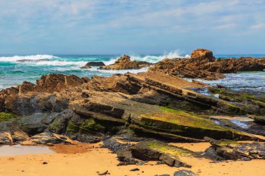 Portekiz 'in güneyinde, Algarve bölgesinin Batı Atlantik kıyısındaki Cordoama plajına bakın..