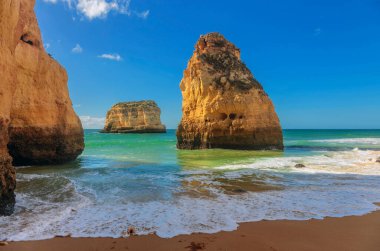 Praia dos Caneiros 'un ünlü plajı. Algarve.Portekiz