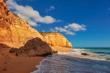 Praia dos Caneiros 'un ünlü plajı. Algarve.Portekiz