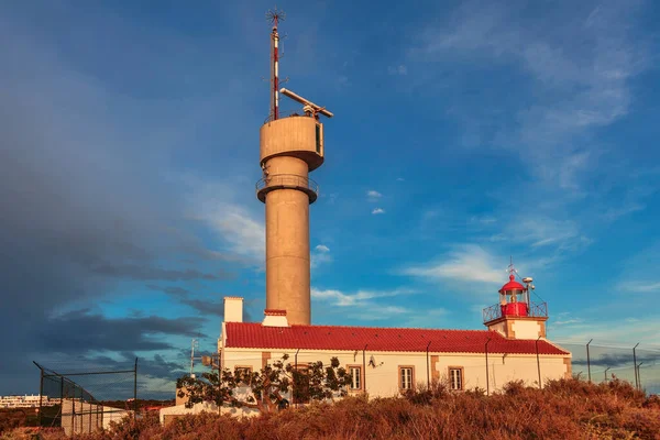 庞塔灯塔在日落的天空背景上做祭祀 Ferragudo Lagoa Algarve 葡萄牙 — 图库照片