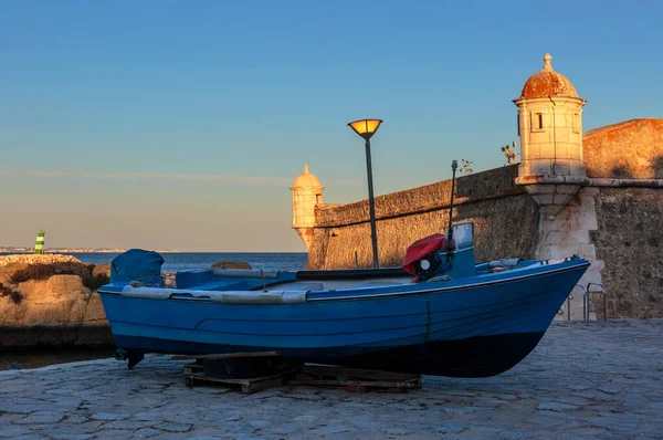 Loď Poblíž Středověké Forte Bandeira Při Západu Slunce Lagos Portugalsko — Stock fotografie