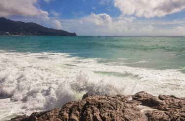 Kasvetli gökyüzünün altında tropik bir sahil. Tayland