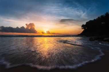 Güzel günbatımında tropik bir sahil. Doğa arkaplanı 