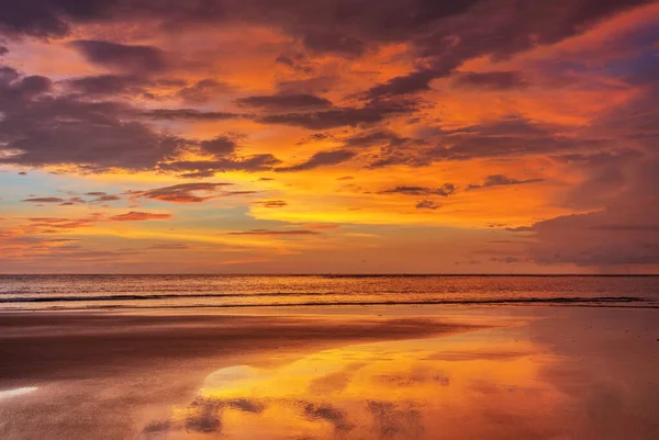 Tropická Pláž Při Krásném Západu Slunce Pozadí Přírody — Stock fotografie