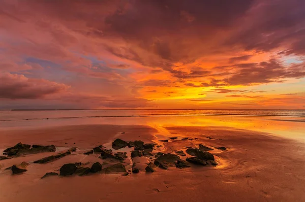 Tropisch Strand Bij Prachtige Zonsondergang Natuur Achtergrond — Stockfoto