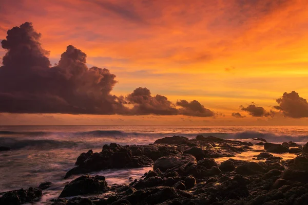 Klippor Vid Aktuell Strand Vid Vacker Solnedgång Naturbakgrund — Stockfoto