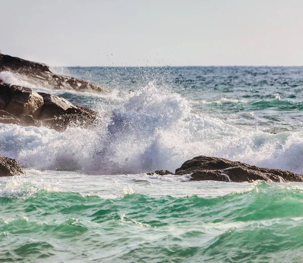 Морские Волны Бьющиеся Камни Побережья — стоковое фото