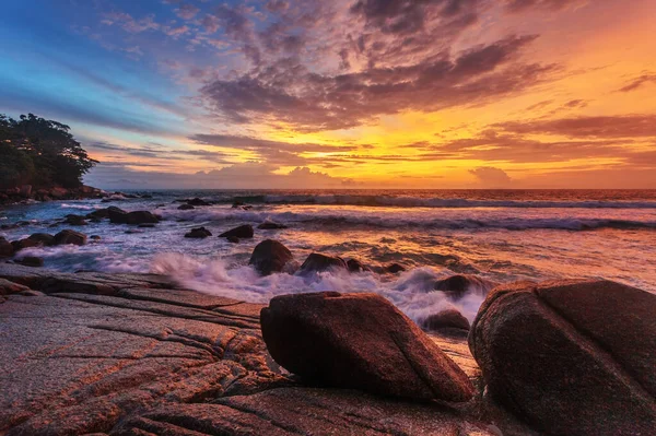 Kamienie Miejscowej Plaży Pięknym Zachodzie Słońca Kontekst Natury — Zdjęcie stockowe