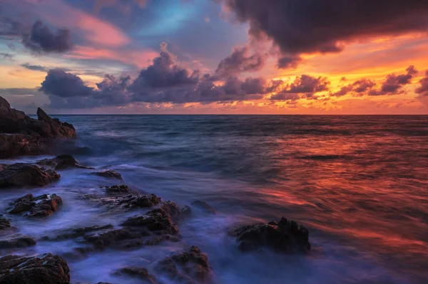 Pedras Praia Tópica Pôr Sol Bonito Natureza Fundo — Fotografia de Stock