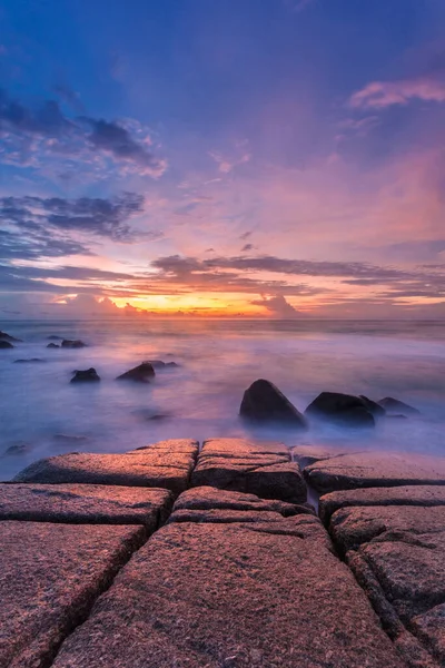 美丽的夕阳西下 海滩上的岩石 自然背景 免版税图库照片