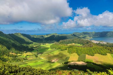 Portekiz 'in Azores adasındaki Sao Miguel adasında volkanik bir krater gölü olan Sete Cidades Gölü manzarası.