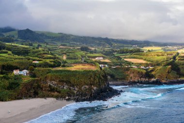 Sao Miguel Adası, Azores, Portekiz 'in kayalarıyla Atlantik Okyanusu manzarası