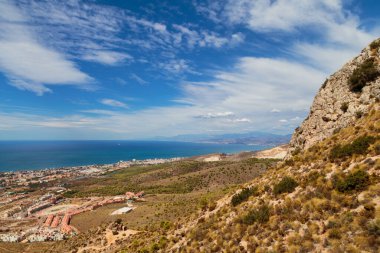 İspanya 'nın Endülüs Eyaleti Benalmadena' daki Calamorro Dağı 'nın tepesinden Costa del Sol' un panoramik manzarası.