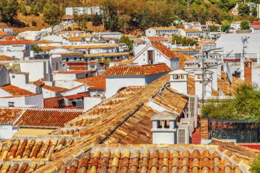 Kırmızı kiremit çatılı beyaz evlerin üst manzarası. Mijas kasabası. İspanya 'nın güney kıyısında. Endülüs, İspanya