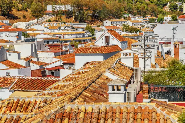 Kırmızı kiremit çatılı beyaz evlerin üst manzarası. Mijas kasabası. İspanya 'nın güney kıyısında. Endülüs, İspanya