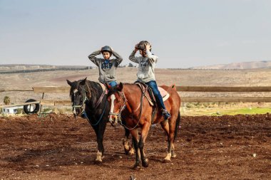 JERUSALEM, ISRAEL - 28 Aralık 2016: Çocuklara Kudüs yakınlarındaki Tekoa köyündeki bir çiftlikte ata binmeleri öğretildi.