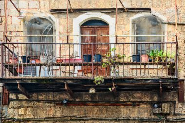 Kudüs, İsrail 'deki eski evin balkonunda.