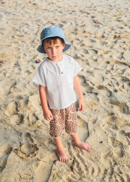 Ritratto Bambino Sulla Spiaggia Soleggiata — Foto Stock