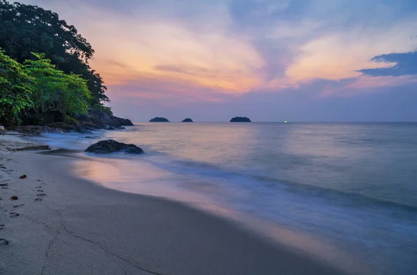 Güzel Günbatımında Tropik Bir Sahil Doğa Arkaplanı — Stok fotoğraf