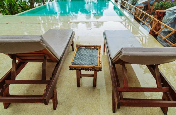 タイの小さなリゾートで青い水プールの断片 — ストック写真