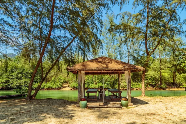 Küçük Nehrin Yanında Asya Tarzı Ahşap Bir Çardak Chang Adası — Stok fotoğraf