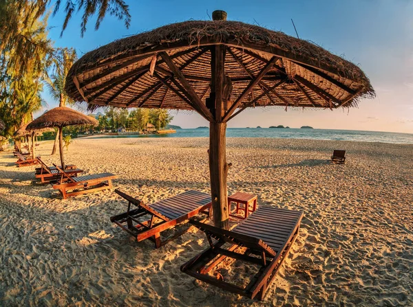 Drewniane Krzesła Parasole Białej Plaży Zachodzie Słońca Wyspie Chang Tajlandii — Zdjęcie stockowe