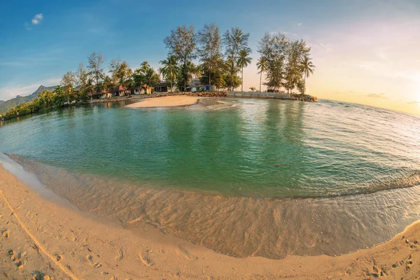 Plage Tropicale Beau Coucher Soleil Dans Verre Poisson Oeil Contexte — Photo