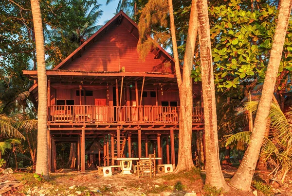 Günstige Bungalows Für Backpacker Einem Tropischen Strand Zur Abendzeit Thailand — Stockfoto