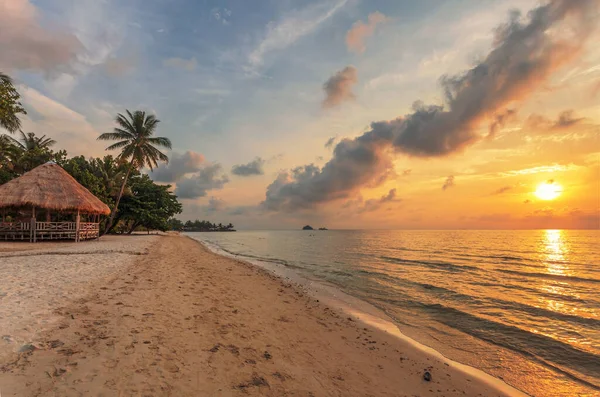 Bungalow Einem Tropischen Strand Bei Sonnenuntergang Thailand — Stockfoto