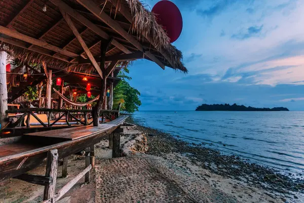 Bungalow Tropikalnej Plaży Zachodzie Słońca — Zdjęcie stockowe