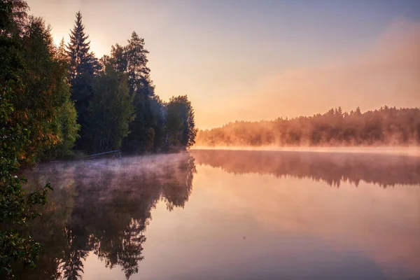 雾蒙蒙的湖上美丽的秋天风景 — 图库照片